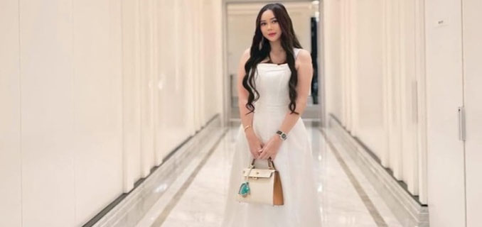 Aura Kasih Pamer Tas Hermès Miliaran, Netizen Penasaran Sumber Kekayaan
