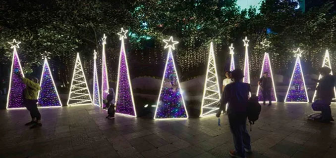 Bundaran HI Bersinar Jakarta Light Festival Hadirkan Cahaya Natal