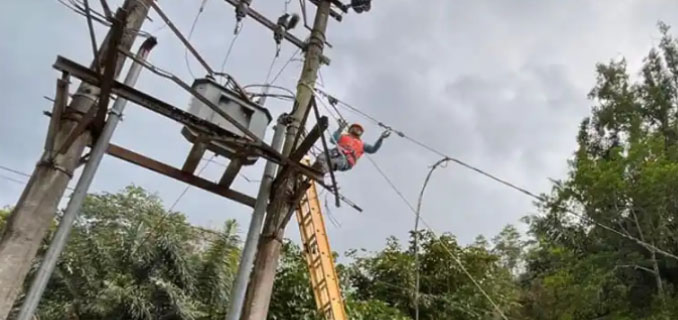 PLN Pemulihan Listrik Aceh Belum 100%, Ratusan Tiang Masih Rusak