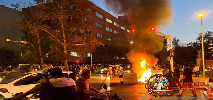 Iran Chaos! Rakyat Bakar Masjid & Kutuk Khamenei dalam Protes Besar