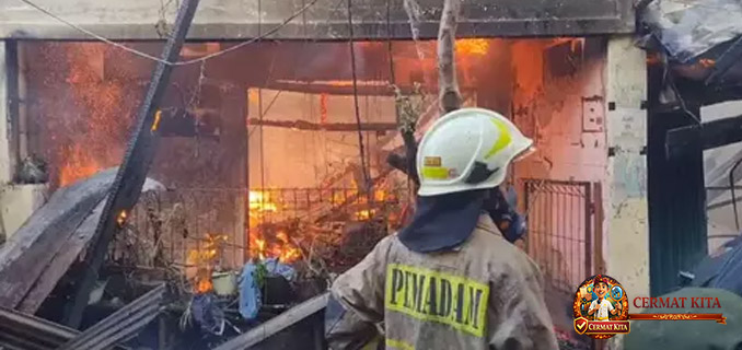 Kebakaran Cengkareng Jakbar: Lapak Barang Bekas dan 4 Rumah Hangus