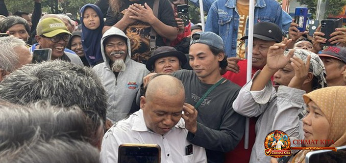 Warga Pati Potong Tumpeng dan Cukur Gundul Usai Bupati Sudewo Ditahan KPK